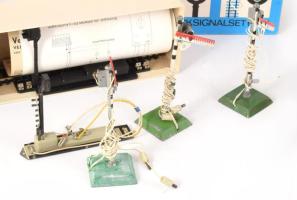 Doboznyi vegyes Piko makett vasút jelzőtáblák, többségében eredeti dobozukban