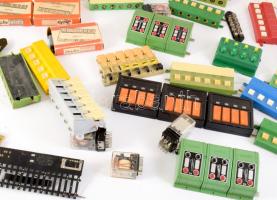 cca 65 darab kapcsolópultból álló készlet, sok Piko darabbal, közte eredeti dobozában