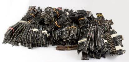 Nagy doboznyi cca 1000 darabos zömmel Piko vasúti sín, közte tápkábeles, váltós, váltó U profil, ütközős sín, egyenes, íves, eltérő méretekben, sínkeresztezés, stb. Sokdarabos, impozáns gyűjtemény, jó állapotban!