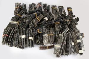 Nagy doboznyi cca 1000 darabos zömmel Piko vasúti sín, közte tápkábeles, váltós, váltó U profil, ütk...