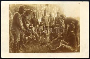 cca 1914-1918 Tábortűznél szalonnát sütő osztrák-magyar katonák, I. világháborús fotólap, 9x14 cm
