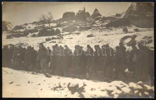 cca 1915-1918 Bosznia, osztrák-magyar katonák montenegrói foglyokat kísérnek Mostarba, I. világháborús fotólap, a hátoldalon feliratozva, halvány pecséttel (M. kir. VII/4. népf[ölkelő] [gyalog]zászlóalj 3. század), 9x14 cmgy