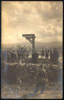 cca 1915-1918 Avtovác (Bosznia), "avtovácsi cabaré", osztrák-magyar katonák foglyokat akasztanak, I. világháborús fotólap, a hátoldalon feliratozva, középen törésnyommal, 14x9 cm