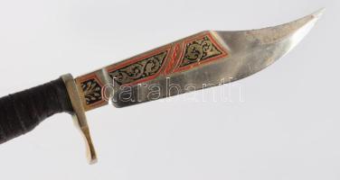 Spanyol tőr festett, gravírozott pengével bika ábrázolással 22cm, bőrtokkal