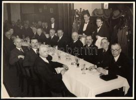 1941 Bp., díszvacsora, a résztvevők között magas rangú katonatisztekkel (kabátjuk és szablyájuk a fogasra akasztva látható), nagyméretű fotó, Macsi András fényképész pecséttel jelzett felvétele, 17x23,5 cm