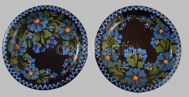 1935 Kincses Imre Hódmezővásárhely kékvirágos falitál pár. Jelzett, datált, kis mázhibákkal, d: 21,5 cm