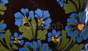 1935 Kincses Imre Hódmezővásárhely kékvirágos falitál pár. Jelzett, datált, kis mázhibákkal, d: 21,5...