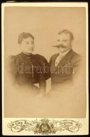 cca 1890-1900 Elegáns pár portréja (Drenda József és Józsefné), kabinetfotó Lövy Hermann szigetvári műterméből, 16x10,5 cm + cca 1920-1930 Esküvői csoportkép, fotó, jelzés nélkül, 16,5x22 cm