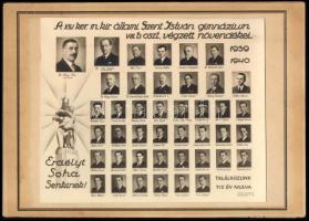 1940 Bp., a XIV. ker. m. kir. állami Szent István gimnázium VIII. b. oszt. végzett növendékei, tablófotó, a Szabadság téri Trianon-szoborcsoport "Kelet" szobrát ábrázoló, "Erdélyt Soha Senkinek!" feliratú irredenta grafikával, Halmi Béla budapesti műterméből, 16,5x20 cm, karton: 19,5x27 cm