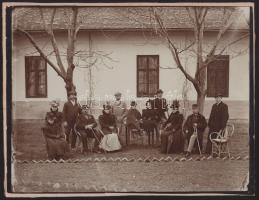 cca 1890 Orosháza, szabadban készült családi csoportkép, nagyméretű, kartonra kasírozott fotó Bleyer Aladár (Székely Aladár) orosházi műterméből (mielőtt a századfordulón Budapestre helyezte át műtermét, Gyulán és Orosházán dolgozott fotográfusként, ekkor még Bleyer néven), 21x28 cm