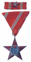 1949. "A Magyar Népköztársasági Érdemérem ezüst fokozata" ezüstözött, zománcozott bronz kitüntetés mellszalagon, miniatűrrel szalagsávon, eredeti Rákosi-címeres tokban T:AU,XF NMK 535.