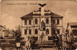 Mezőcsát, Községháza, Hősök szobra (kopott sarkak / worn corners)