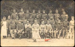 1915 Trnovo, M. kir. nagyváradi 4. népfelkelő parancsnokság III. hadtápzászlóalj 3. századának tisztjei és altisztjei, csoportkép szakáccsal és kutyával, megírt fotólap, pecséttel jelzett, 9x14 cm