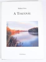 Molnár Géza: A Tiszánál. Gondolatok természetről, történelemről... Zalkod, 2002-2003, Ekvilibrum. Kiadói egészvászon kötés, papír védőborítóval, jó állapotban.