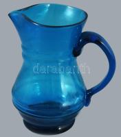 Kiöntő. Erdély, cca 19. sz. közepe, anyagában színezett hutaüveg, fülénél repedésvonallal, m: 13 cm