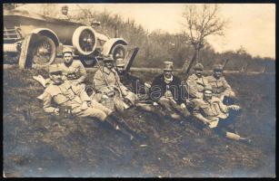 1915 Automobil mellett pihenő osztrák-magyar katonák Podgorička Ada-ból való visszatérés után, I. világháborús fotólap, a hátoldalon feliratozva, 9x14 cm