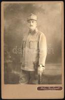 1915 Magyar katonatiszt karórával és szablyával, a hátoldalon saját kezű dedikációval, kabinetfotó a Rembrandt műteremből (Ercegnovi / Herceg Novi, Montenegró), 16,5x10,5 cm