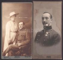 cca 1910 Katonaportrék, az egyiken Katonai Jubileumi Kereszttel kitüntetett katonatiszt, 2 db kabinetfotó Kossak József, illetve Gerber Samu budapesti műterméből, sérüléssel / ázásnyomokkal, 21x11 cm