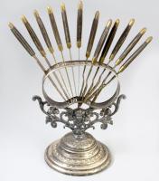 Antik bronz és fa süteményes szett, ezüstözött tartón, 6 személyes, m: 26 cm