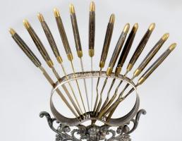 Antik bronz és fa süteményes szett, ezüstözött tartón, 6 személyes, m: 26 cm