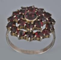 Ezüst (Ag) gránát köves gyűrű, jelzés nélkül, méret: 52, bruttó: 3,2 g