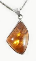 Ezüst (Ag) venezianer nyaklánc borostyán medállal, jelzett, h: 38 cm, bruttó: 6,6 g