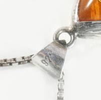 Ezüst (Ag) venezianer nyaklánc borostyán medállal, jelzett, h: 38 cm, bruttó: 6,6 g