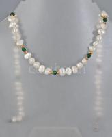 Tenyésztett gyöngy nyaklánc, ezüst kapoccsal, malachit gyöngyökkel, h: 49 cm