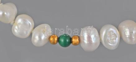 Tenyésztett gyöngy nyaklánc, ezüst kapoccsal, malachit gyöngyökkel, h: 49 cm