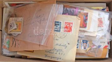 Bélyegek, bélyegzések, küldemények, képeslapok jelvények, sok egyéb érdekesség cipős dobozban. Érdem...