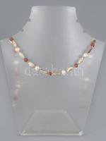 Tenyésztett gyöngy nyaklánc szintetikus napkő gyöngyökkel, ezüst kapoccsal, h: 46 cm