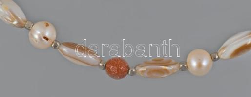 Tenyésztett gyöngy nyaklánc szintetikus napkő gyöngyökkel, ezüst kapoccsal, h: 46 cm