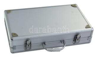 Alumínium érmetartó koffer használt, de újszerű állapotban, kulcsokkal. Benne 5db érmetartó tálca: 2db 45x45mm-es és 24 férőhelyes, 1db 32x32mm-es 40 férőhelyes, 2db 23x23mm-es 77 férőhelyes fészkekkel. Összesen 242 férőhellyel.