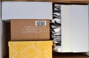 Több tízezer bélyeg képessel részben kivágásokon nagyrészt nyugat-európai országokból, előrendezett anyag dobozokban, nagy borítékokban, továbbá 2-300 köznapi levél az egész világból az egész 2 nagy hullámkarton ládában. Érdemes megnézni!!