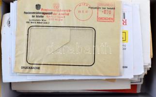 Több tízezer bélyeg képessel részben kivágásokon nagyrészt nyugat-európai országokból, előrendezett ...