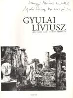 Gyulai Líviusz:  Időutazás álló- és mozgóképeken. (Dedikált.) (Budapest, 2002). Te-Art-Rum Művészeti Bt. (Keskeny és Társai Nyomda). 128 p. Egyetlen kiadás. Dedikált: "Somogyi Borinak szeretettel: Gyulai Líviusz. Bp., 2004. június". Színes grafikákkal gazdagon illusztrált albumunk a Kossuth-díjas grafikusművész, könyvillusztrátor, animátor 65. születésnapja alkalmából készült. A méltató szövegeken kívül Gyulai Líviusz tréfás, groteszk, képi világához jól illeszkedő eredeti versei, mondókái és más szövegei. Prov.: Sárdi Gáborné Somogyi Borbála (1945-2018) művészettörténész, angol- és magyartanár, a Képző- és Iparművészeti Szakközépiskola pedagógusa, a tantestület örökös tagja. Színes, illusztrált kiadói kartonkötésben. Jó példány.