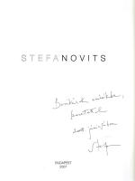 Stefanovits Péter:  Stefanovits. (Dedikált képzőművészeti album.) [Budapest], 2007. (Szerző - Nalors Grafika, Vác). 119 + [1] p. + 1 melléklet (CD-ROM melléklet, a szerző saját kezű aláírásával). Egyetlen kiadás. Dedikált: "Borikának emlékbe, szeretettel: Stefa, 2008 júniusában". Stefanovits Péter (sz. 1947) Munkácsy-díjas grafikus, egyetemi tanár, a Magyar Művészeti Akadémia tagja. Szürreális, groteszk rajzai a figurális hagyományokat ötvözik a neoavantgárd elemeivel. Gazdagon illusztrált albumunk pályaképét és a művész egyes festményeinek értelmező megközelítéseit Keserü Katalin művészettörténész írta. Prov.: Sárdi Gáborné Somogyi Borbála (1945-2018) művészettörténész, angol- és magyartanár, a Képző- és Iparművészeti Szakközépiskola pedagógusa, a tantestület örökös tagja. Kiadói kartonkötésben, eredeti, színes, illusztrált védőborítóban. Jó példány.