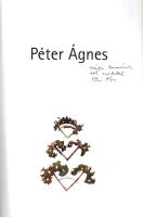 Péter Ágnes. (Dedikált képzőművészeti album.) (Budapest, 2001). (Magánkiadás - Pauker Nyomda). [52] p. Egyetlen kiadás. Dedikált: "Drága Borcsának sok szeretettel: Péter Ágnes". Péter Ágnes (sz. 1949) szobrászművész, művészpedagógus, hazai és külföldi kiállítások rendszeres résztvevője 1985-től, művészeti szervező munkája 1992-től megkerülhetetlen. Köztéri monumentális szobrászata mellett a kisplasztikák mestere, a fémművesség mellett a legkülönbözőbb anyagokkal (samott, kerámia, üveg) dolgozik. Prov.: Sárdi Gáborné Somogyi Borbála (1945-2018) művészettörténész, angol- és magyartanár, a Képző- és Iparművészeti Szakközépiskola pedagógusa, a tantestület örökös tagja. Fűzve, színes, illusztrált kiadói borítóban. Jó példány.