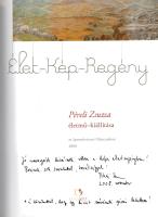 Élet-Kép-Regény. Péreli Zsuzsa életmű-kiállítása az Iparművészeti Múzeumban [2008]. (Dedikált kiállítási katalógus és album.) (Budapest), 2008. (Kovács Gábor Művészeti Alapítvány - Mester Nyomda). 165 + [3] p. Egyetlen kiadás. Dedikált: "Jó csavargást kívánok ebben a képes életregényben! Borinak sok szeretettel, barátsággal (és köszönettel, hogy egy kicsit művészeti gimis lehettem!): Péreli Zsuzsa. 2008. november". Péreli Zsuzsa (sz. 1947) Kossuth- és Munkácsy-díjas kárpitművész, gobelinművész, akvarellista. Iparművészeti Főiskola-i tanulmányai után 1977-től vesz részt kiállításokon, nemzetközi elismertségét jelzi, hogy a gobelinművészet hazájában, Franciaországban önálló tárlatot is rendezhetett. Szerteágazó tematikájú kárpitjain régi fényképek, budapesti és falusi jelenetek, mitológiai és szürreális tájak elevenednek meg. Katalógusunk színes felvételei között az egyes gobelinképekhez készült akvarell előtanulmányok is megjelennek, a munka végén pedig a művésznő (külön felkérésre készített) János vitéz-akvarelljei. Prov.: Sárdi Gáborné Somogyi Borbála (1945-2018) művészettörténész, angol- és magyartanár, a Képző- és Iparművészeti Szakközépiskola pedagógusa. Fűzve, színes, illusztrált kiadói borítóban. Jó példány.