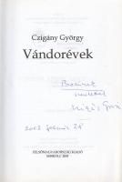 Czigány György:  Vándorévek. (Dedikált.) Miskolc, 2011. Felsőmagyarország Kiadó (K-B Aktív Nyomda Kft.) 235 + [1] p. Egyetlen kiadás. Dedikált: "Borcsának szeretettel Czigány Gyuri. 2002. február 28." Válogatás Czigány György (sz. 1931) író, újságíró, zenei szerkesztő művész-interjúiból. Prov.: Sárdi Gáborné Somogyi Borbála (1945-2018) művészettörténész, angol- és magyartanár, a Képző- és Iparművészeti Szakközépiskola pedagógusa, a tantestület örökös tagja. Fűzve, színes, illusztrált kiadói borítóban. Jó példány.
