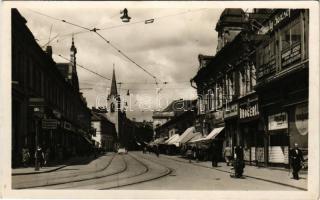 Nagyvárad, Oradea; Korzó, villamos, automobil, Dr. Simonyi Ingatlanforgalmi Iroda, Magyar-Olasz Bank r.t., Osztás Jenő és Társa, Lővenstein József, Angyal Drogéria, Hamerli J. Kesztű üzlet, Nógrády József úri szabó, Vadas üzlete / street view, bank, pharmacy, shops (gyűrődés / crease)