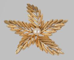 Aranyszínű leveles bross tenyésztett gyöngy díszítéssel, jelzett (Capri), d: 6 cm