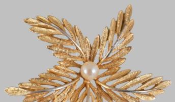Aranyszínű leveles bross tenyésztett gyöngy díszítéssel, jelzett (Capri), d: 6 cm