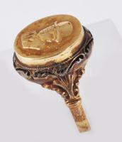 14K arany (Au) gyűrű, kalapos úr ábrázolásával. Dömötör Zoltán (1939-2015) olimpiai bajnok vízilabdá...