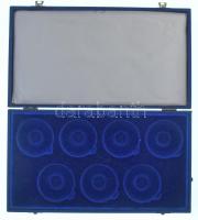 Műbőr éremtartó dísztok, eredetileg a Fritz Mihály (1947-) által tervezett, 1991-es "II. János Pál Pápa Magyarországon" emlékérem-sorozat darabjainak, 50mm-es fészkekkel, összesen 7db férőhellyel, használt állapotban. Külső méretek: 245x135x25mm