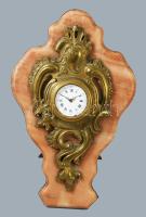 Asztali óra. Réz, karneol. Kulcsos szerkezetű mechanikus óra. XIX. sz. vége 26 cm