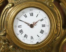 Asztali óra. Réz, karneol. Kulcsos szerkezetű mechanikus óra. XIX. sz. vége 26 cm