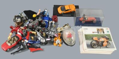 Vegyes játékok egy doboznyi autó, stb