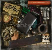 Vegyes bolhapiac tétel sok jobb darabbal fém dobozban