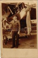 Pilóta és repülőgépe / aircraft and its pilot. photo (EK)